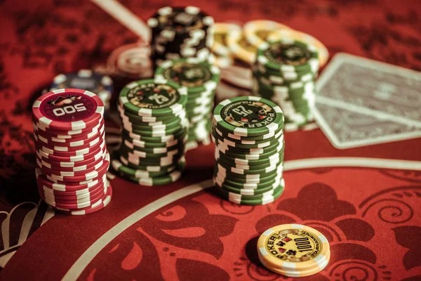 Live dealer in Caribbean Stud Poker game